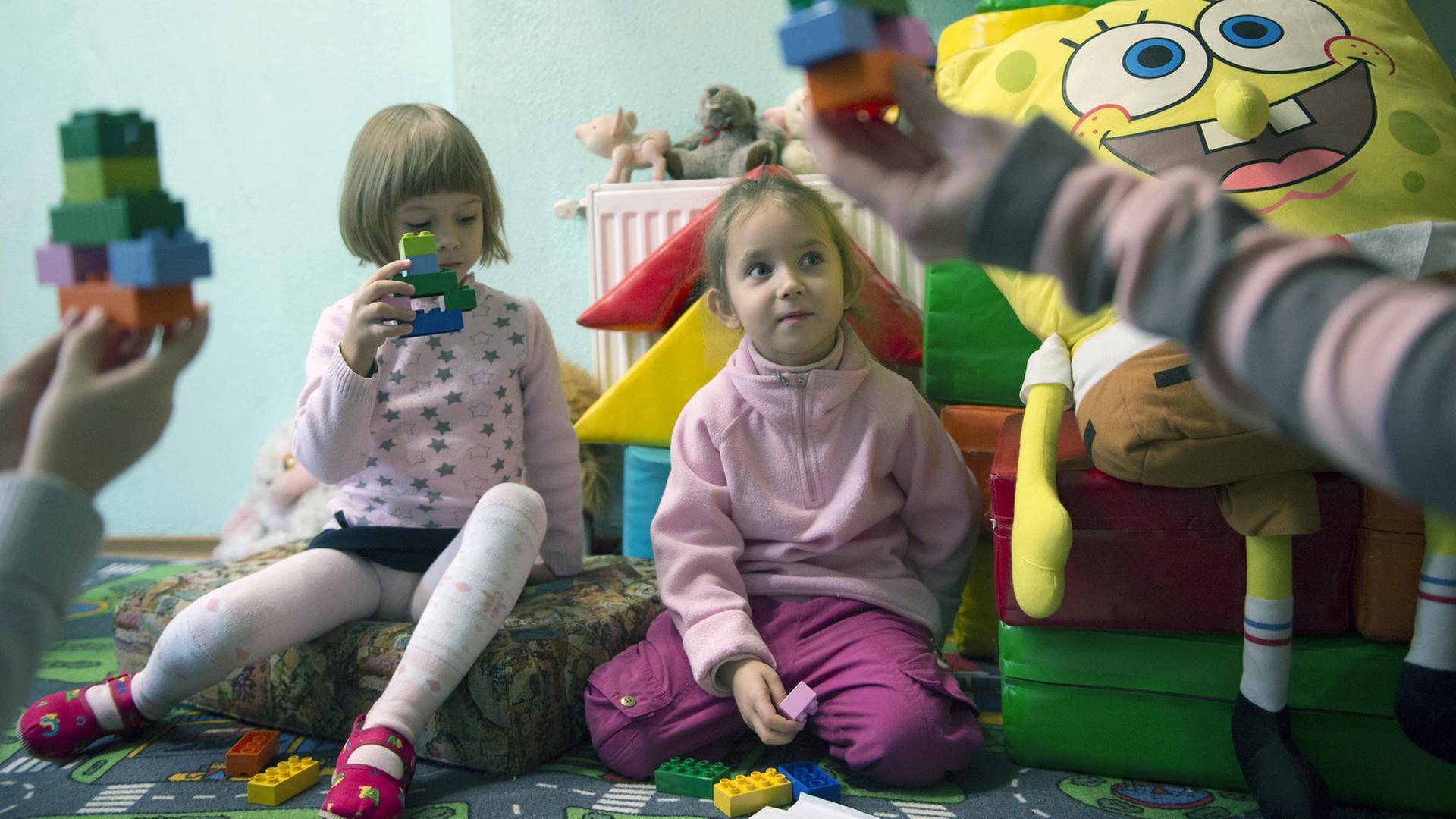 Kinder spielen im ukrainischen Charkiw in einer von Unicef unterstützten Sozialstation