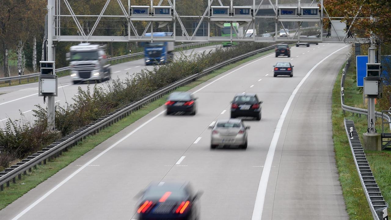 PKW fahren am 30.10.2014 auf der Autobahn 352 in der Region nördlich von Hannover (Niedersachsen) unter einer Mautbrücke durch. PKW fahren am 30.10.2014 auf der Autobahn 352 in der Region nördlich von Hannover (Niedersachsen) unter einer Mautbrücke durch.