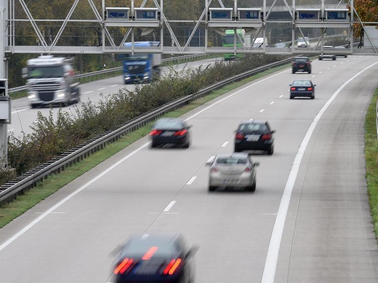 PKW fahren am 30.10.2014 auf der Autobahn 352 in der Region nördlich von Hannover (Niedersachsen) unter einer Mautbrücke durch.