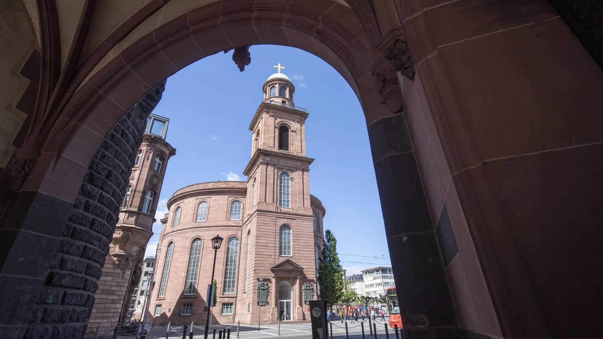 Außenansicht der Paulskirche in Frankfurt am Main. In den kommenden Jahren stehen an dem historischen Gebäude umfangreiche Sanierungsarbeiten an.