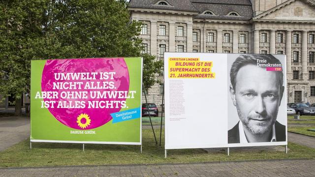 In Berlin Wahlplakate der Bündnis 90/Die Grünen und der FDP.