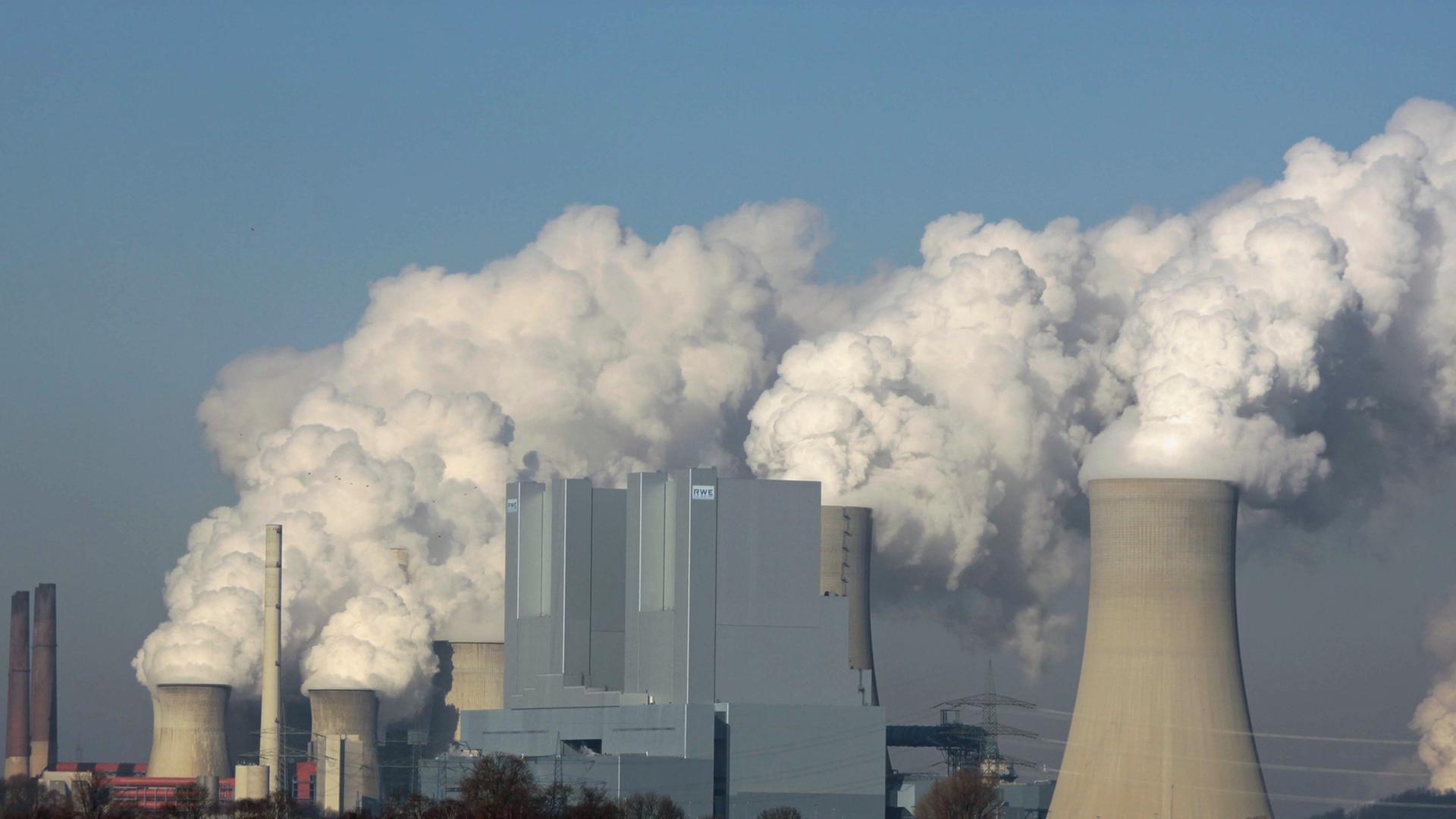Das Braunkohle-Kraftwerk der RWE in der Ortschaft Neurath. Das Braunkohle-Kraftwerk der RWE in der Ortschaft Neurath.