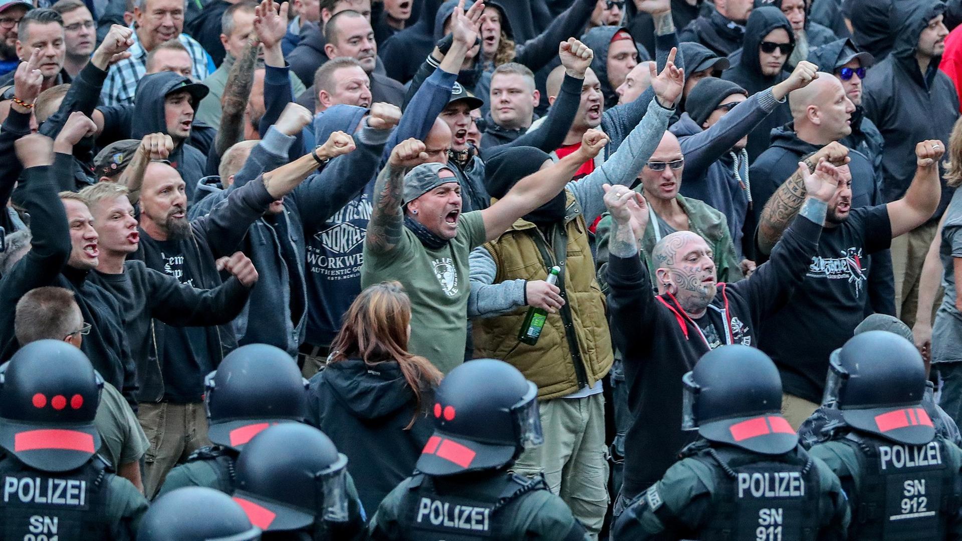 Chemnitz: Am 27. August 2018 gestikulieren und drohen Demonstranten aus der rechten Szene Gegendemonstranten Gewalt an. Nach einem Streit war in der Innenstadt von Chemnitz ein Mann erstochen worden.