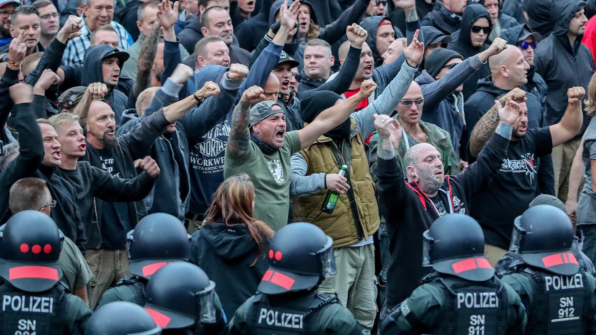 Chemnitz: Am 27. August 2018 gestikulieren und drohen Demonstranten aus der rechten Szene Gegendemonstranten Gewalt an. Nach einem Streit war in der Innenstadt von Chemnitz ein Mann erstochen worden. Chemnitz: Am 27. August 2018 gestikulieren und drohen Demonstranten aus der rechten Szene Gegendemonstranten Gewalt an. Nach einem Streit war in der Innenstadt von Chemnitz ein Mann erstochen worden.