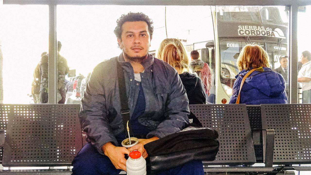 Bruno Segovia sitzt im Warteraum einer Busstation.