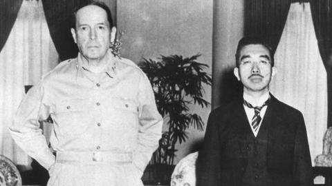 Eine Schwarz-Weiß-Aufnahme zeigt den amerikanische Oberbefehlshaber der alliierten Streitkräfte, General Douglas McArthur, im September 1945 in seinem Hauptquartier in Tokio mit Kaiser Hirohito (r). An Bord des in der Bucht von Tokio ankernden US-Schlachtschiffs "Missouri" endete am 2. September 1945 mit der Unterzeichnung der Kapitulationsurkunde durch Japan.
