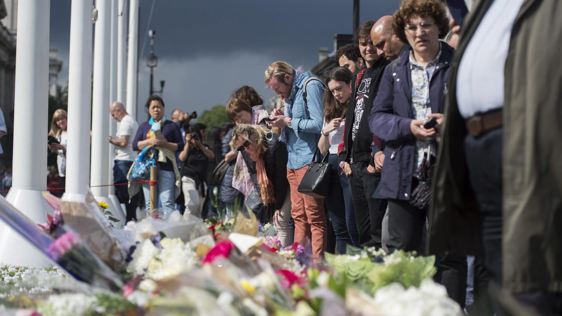 Trauer um die britische Labour-Abgeordnete Jo Cox in London. Trauer um die britische Labour-Abgeordnete Jo Cox in London.