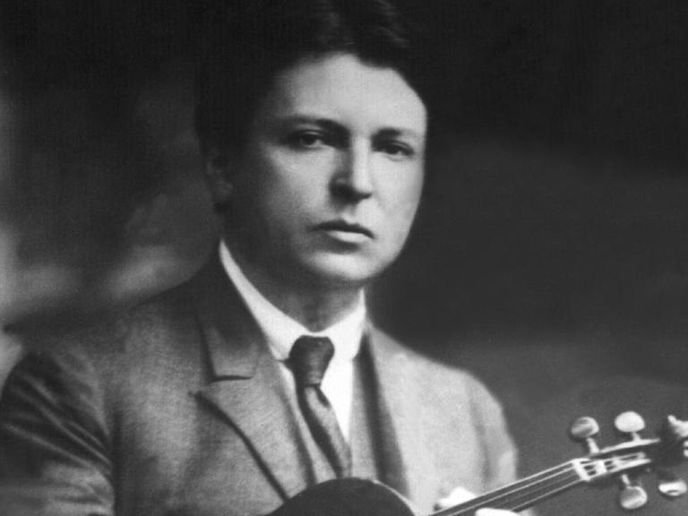 George Enescu, rumänischer Komponist und Violinist, Lehrer von Yehudi Menuhin. Er wurde am 19. August 1881 in Liveni geboren und verstarb am 4. Mai 1955 in Paris.