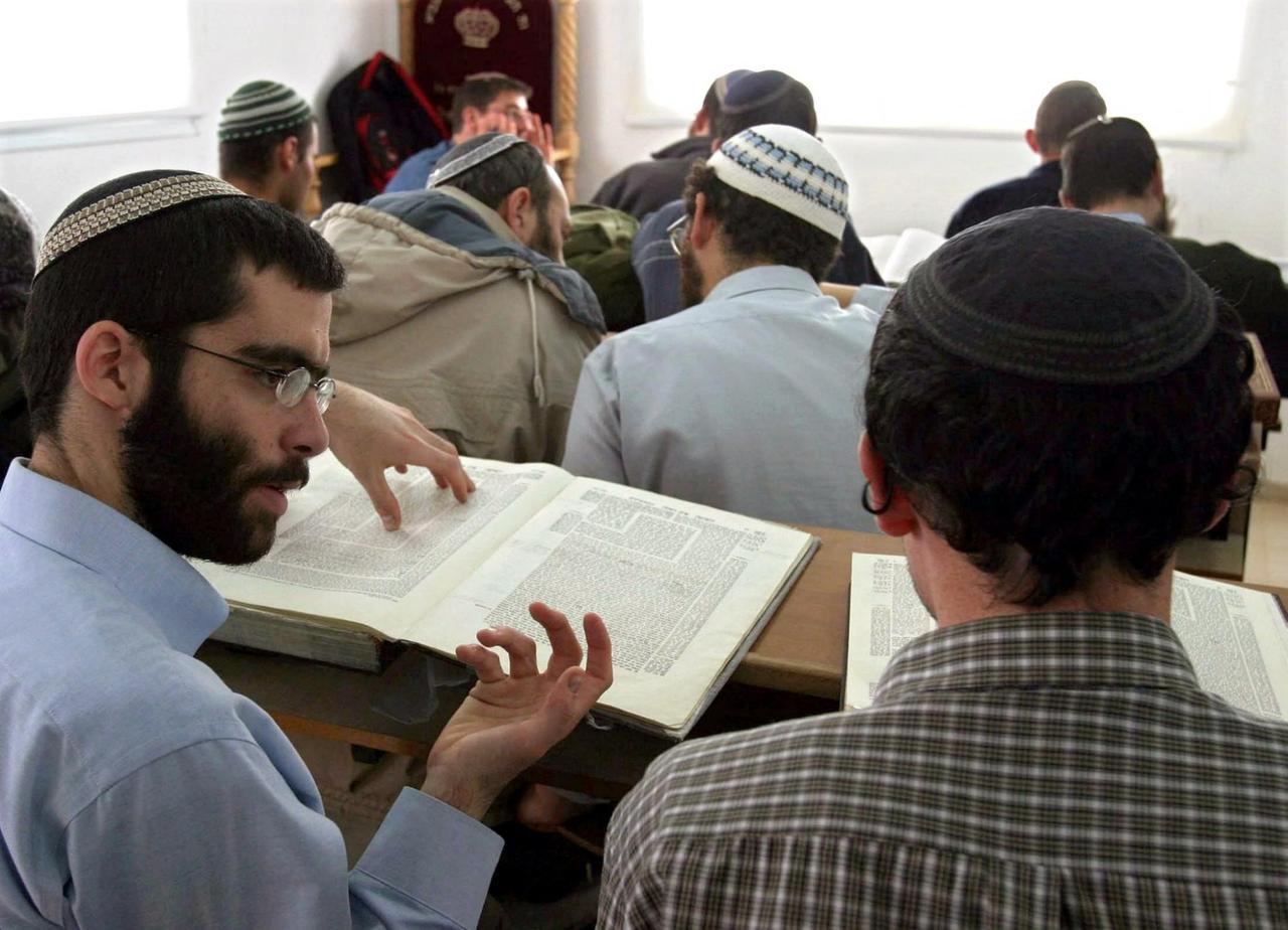 Israelische Siedler unterhalten sich am 18.12.2003 in einer Yeshiva, einer religiösen Schule, in der israelischen Siedlung Migron im Westjordanland beim Studium der Thora. Die auf palästinensischem Gebiet errichtete Siedlung ist das Zuhause von 40 israelischen Familien.