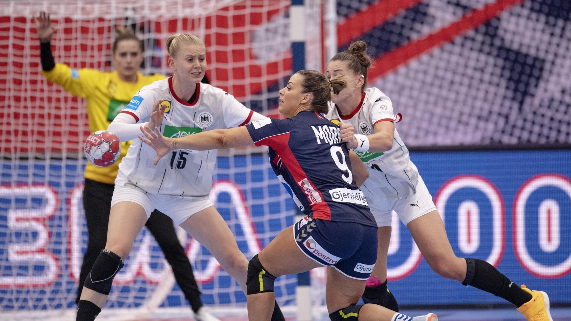 Die Norwegerin Nora Mork gegen die Abwehr der deutschen Frauen im Spiel am 5. Dezember 2020 bei der Handball-EM in Dänemark.