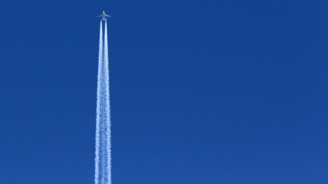 Ein Passagierflugzeug hinterlässt Kondensstreifen am blauen Himmel, 2020.