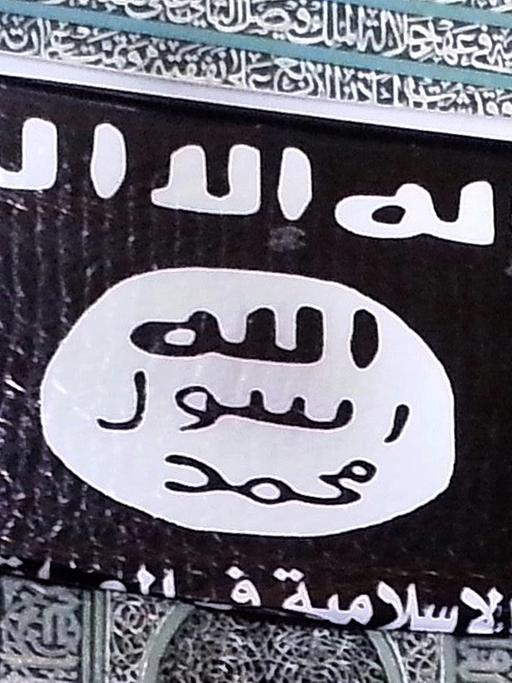 Eine IS-Flagge hängt an der Moschee in Mossul (12.9.2014)
