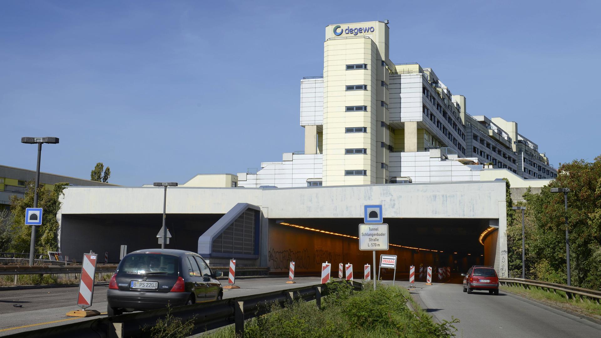 Der Wohnkomplex Schlangenbader Strasse in Berlin-Wilmersdorf, der über die Stadtautobahn gebaut ist Der Wohnkomplex Schlangenbader Strasse in Berlin-Wilmersdorf, der über die Stadtautobahn gebaut ist