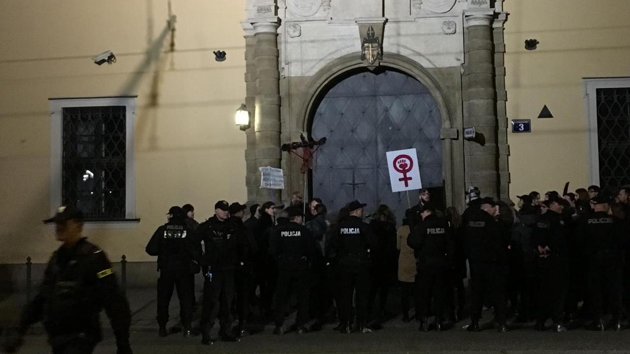 Protest vor dem Palast des Erzbischofs Protest vor dem Palast des Erzbischofs