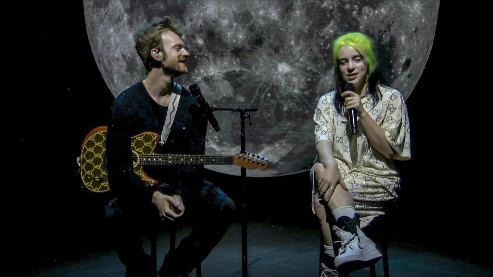 Billie Eilish and Finneas O'Connell geben im Live Stream am 24. Oktober "Were Do We Go". Credit:B4859 / Avalon (in process) / Avalon Billie Eilish and Finneas O'Connell geben im Live Stream am 24. Oktober "Were Do We Go". Credit:B4859 / Avalon (in process) / Avalon