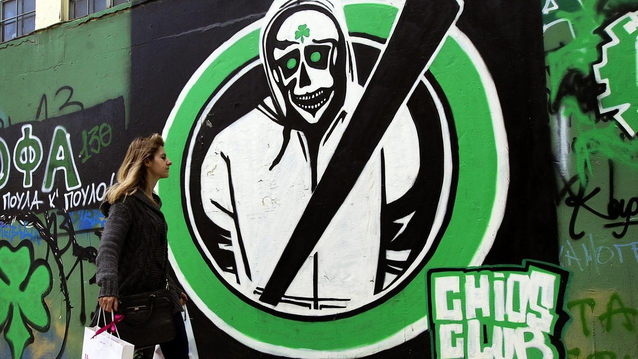 Ein Bild, das Fans von Panathinaikos Athen am Stadioneingang an eine Wand gesprüht haben. Ein Bild, das Fans von Panathinaikos Athen am Stadioneingang an eine Wand gesprüht haben.