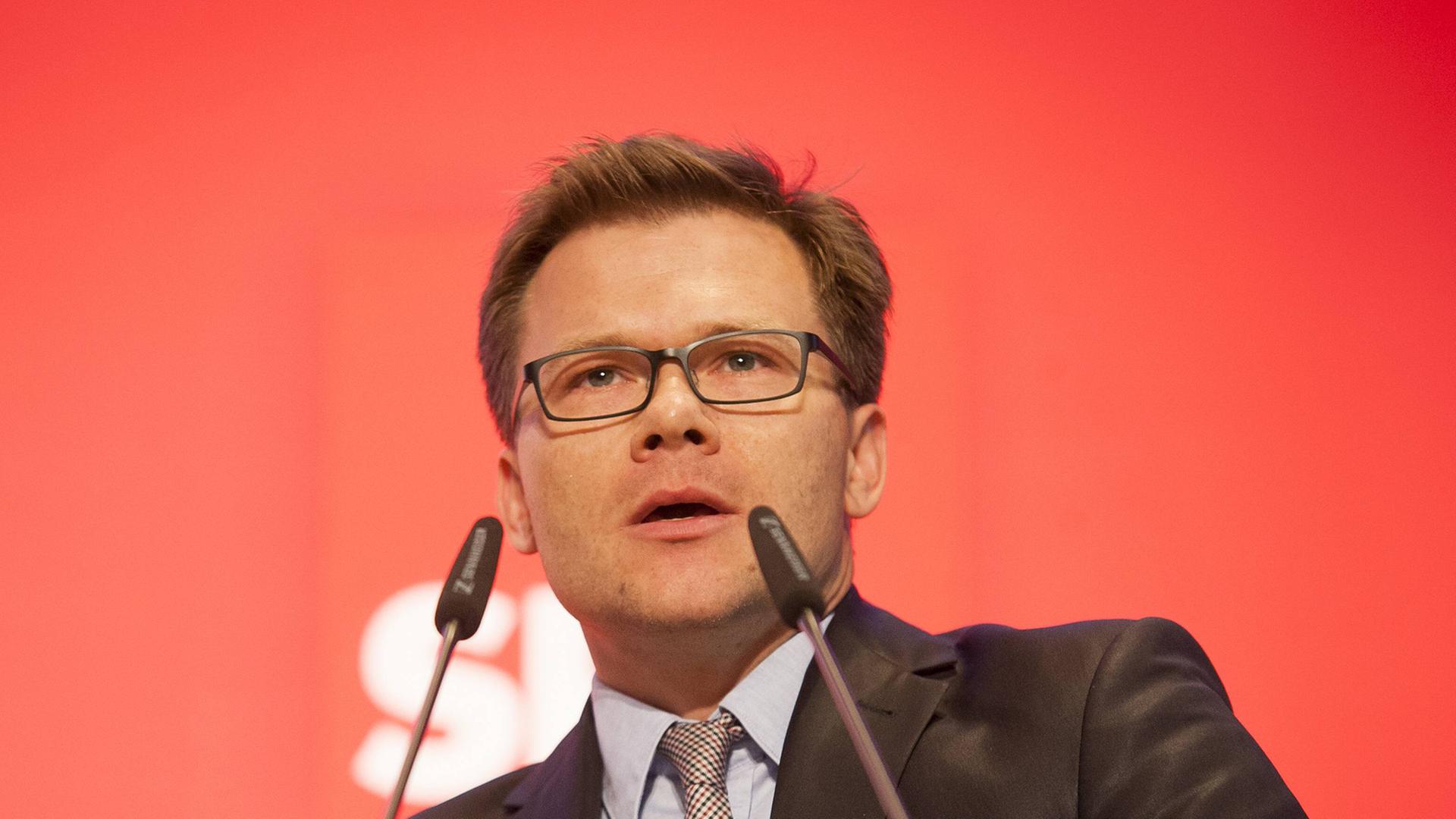 Carsten Schneider am Rednerpult Carsten Schneider am Rednerpult