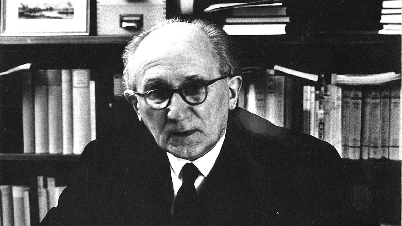 Eine Schwarz-Weiß-Aufnahme zeigt Romano Guardini an seinem Schreibtisch