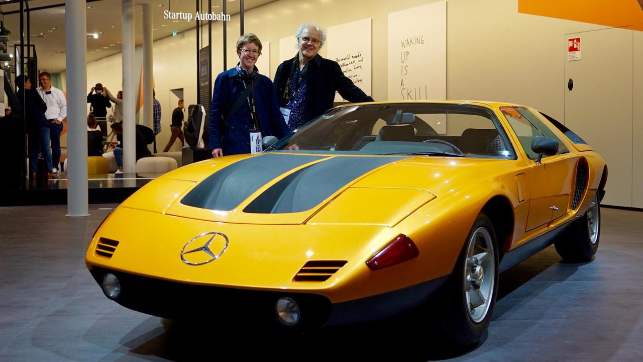 Reporterin Marietta Schwarz und Autor Matthias Penzel streicheln den C111: Dieser Mercedes war einmal zukunftsweisend