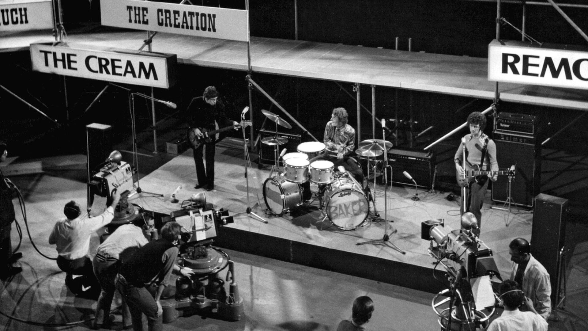 Das Schwarz-Weiß-Foto aus den 60er-Jahren zeigt die britische Supergruppe "The Cream" während einer Aufzeichnung der legendären Beat-Club-Sendung von Radio Bremen. Entwickelt wurde das Konzept ursprünglich von Ernest Borneman. Das Schwarz-Weiß-Foto aus den 60er-Jahren zeigt die britische Supergruppe "The Cream" während einer Aufzeichnung der legendären Beat-Club-Sendung von Radio Bremen. Entwickelt wurde das Konzept ursprünglich von Ernest Borneman.