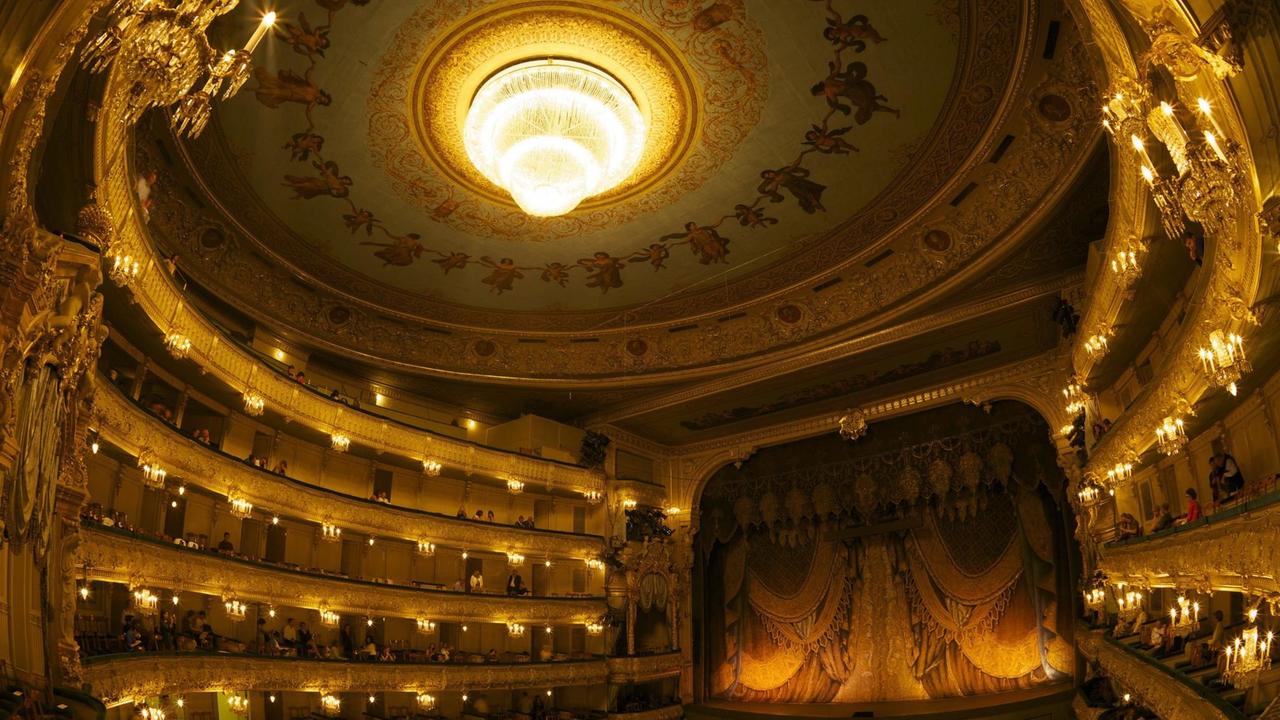 Blick in das Mariinsky Theater im russischen Sankt Petersburg mit seinen Logen. Blick in das Mariinsky Theater im russischen Sankt Petersburg mit seinen Logen.