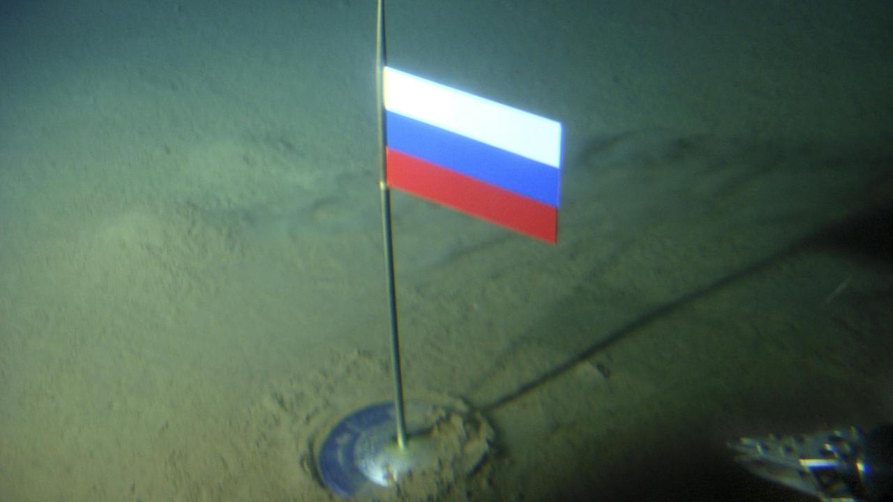 Eine Titan-Kapsel mit russischer Flagge steht auf dem Meeresboden der Arktis.