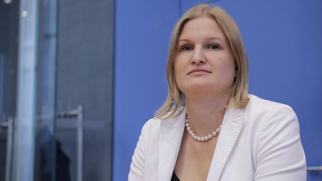 Katrin Ebner-Steiner (Stellv. Landesvorsitzende AfD Bayern und Spitzenkandidatin in Niederbayern) bei der Bundespressekonferenz in Berlin. Katrin Ebner-Steiner (Stellv. Landesvorsitzende AfD Bayern und Spitzenkandidatin in Niederbayern) bei der Bundespressekonferenz in Berlin.