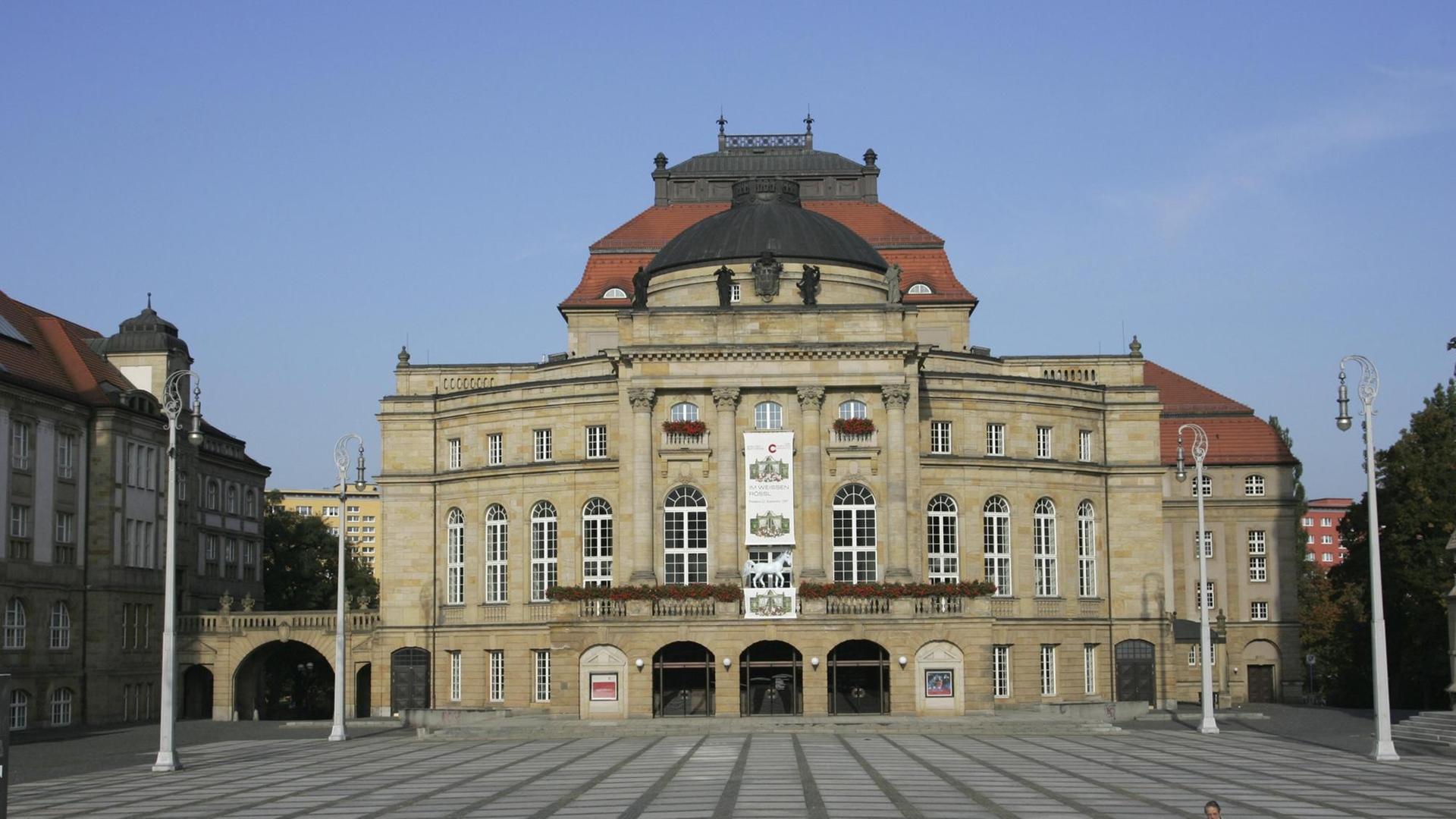 Zu sehen ist das Opernhaus in Chemnitz. Ein Bau im neobarocken Stil. Davor ist ein Platz. Zu sehen ist das Opernhaus in Chemnitz. Ein Bau im neobarocken Stil. Davor ist ein Platz.