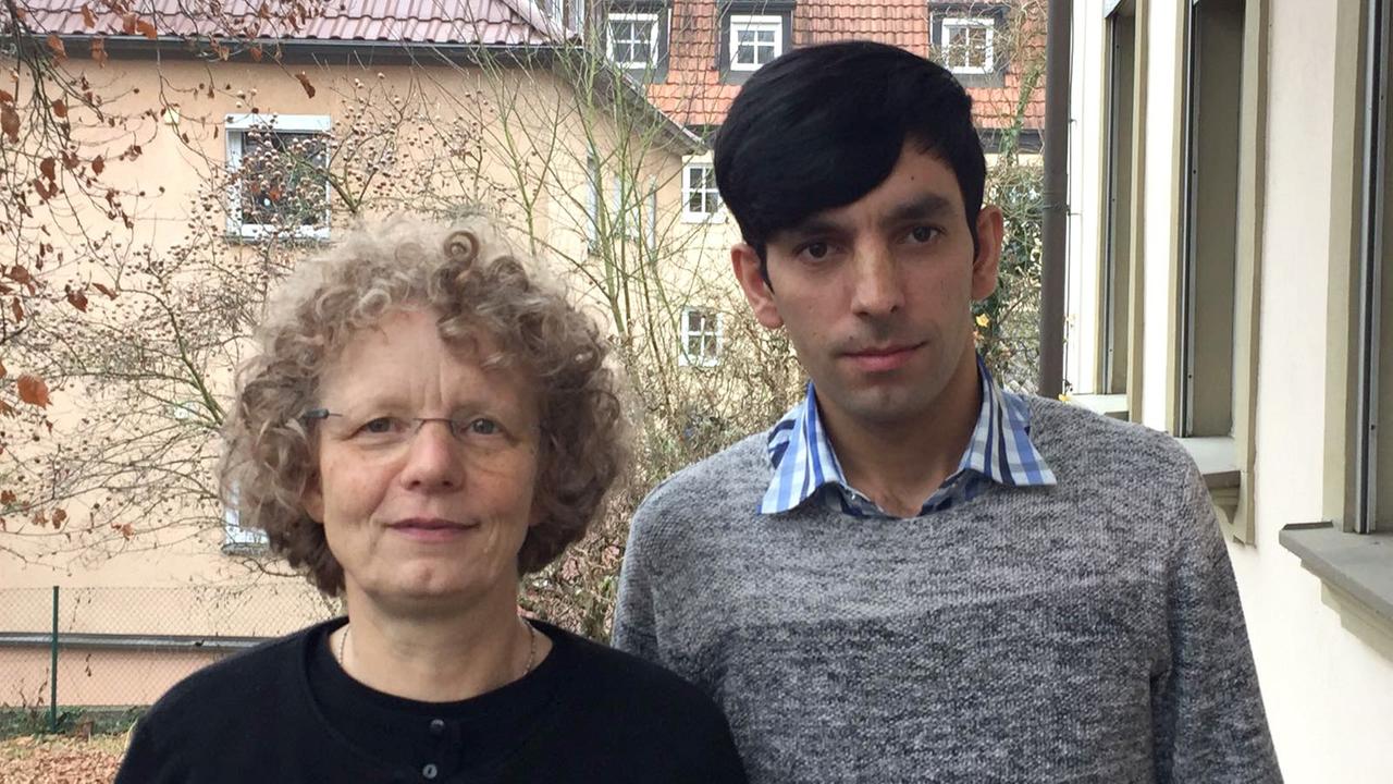 Pfarrerin Doris Otminghaus neben einem afghanischen Flüchtling, dem im Pfarrhaus in Haßfurt Kirchenasyl gewährt wurde. Pfarrerin Doris Otminghaus neben einem afghanischen Flüchtling, dem im Pfarrhaus in Haßfurt Kirchenasyl gewährt wurde.