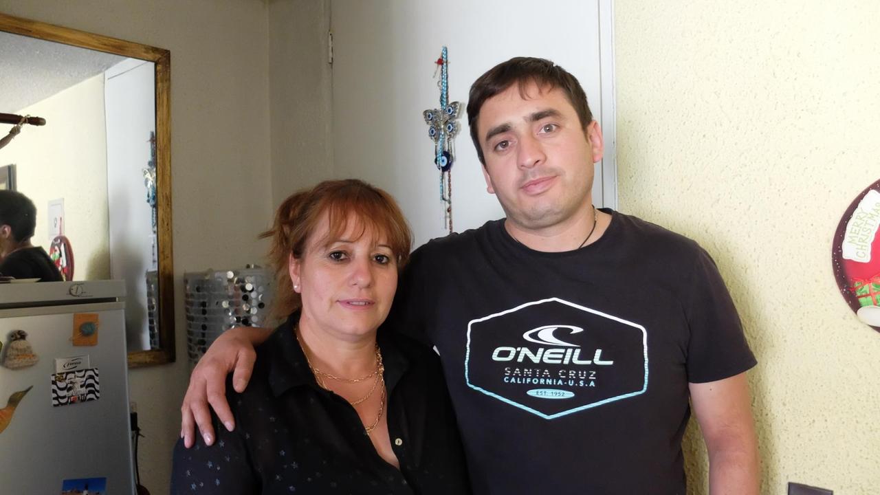 Cristobal Parada hat den Arm um die Schulter seiner Mutter Jacqueline Pacheco gelegt. Cristobal Parada hat den Arm um die Schulter seiner Mutter Jacqueline Pacheco gelegt.