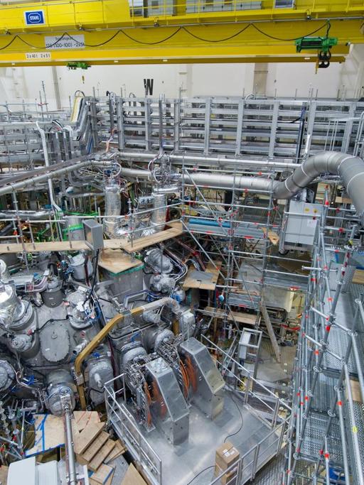 Monteure arbeiten am Max-Planck-Institut für Plasmaphysik in Greifswald (Mecklenburg-Vorpommern) an dem 725 Tonnen schweren, ringförmigen Plasmagefäß für das Kernfusionsexperiment "Wendelstein 7-X".