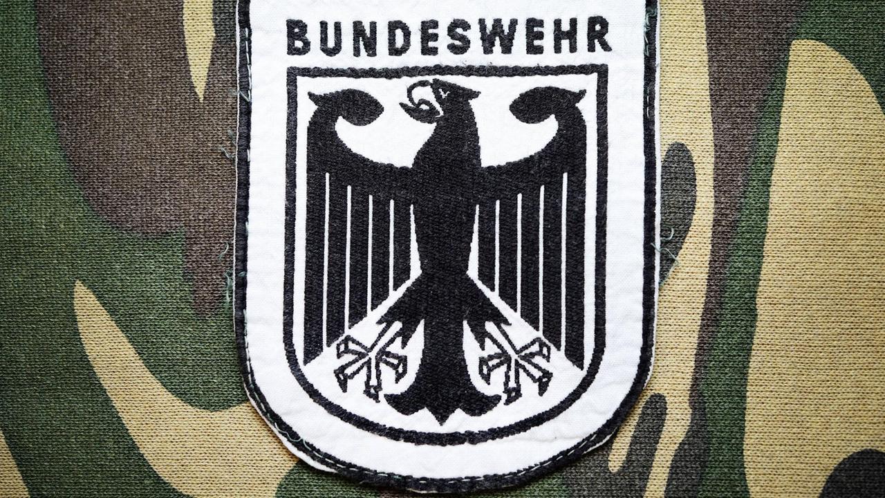 Ein Bundeswehr-Abzeichen auf einer Tarnuniform.