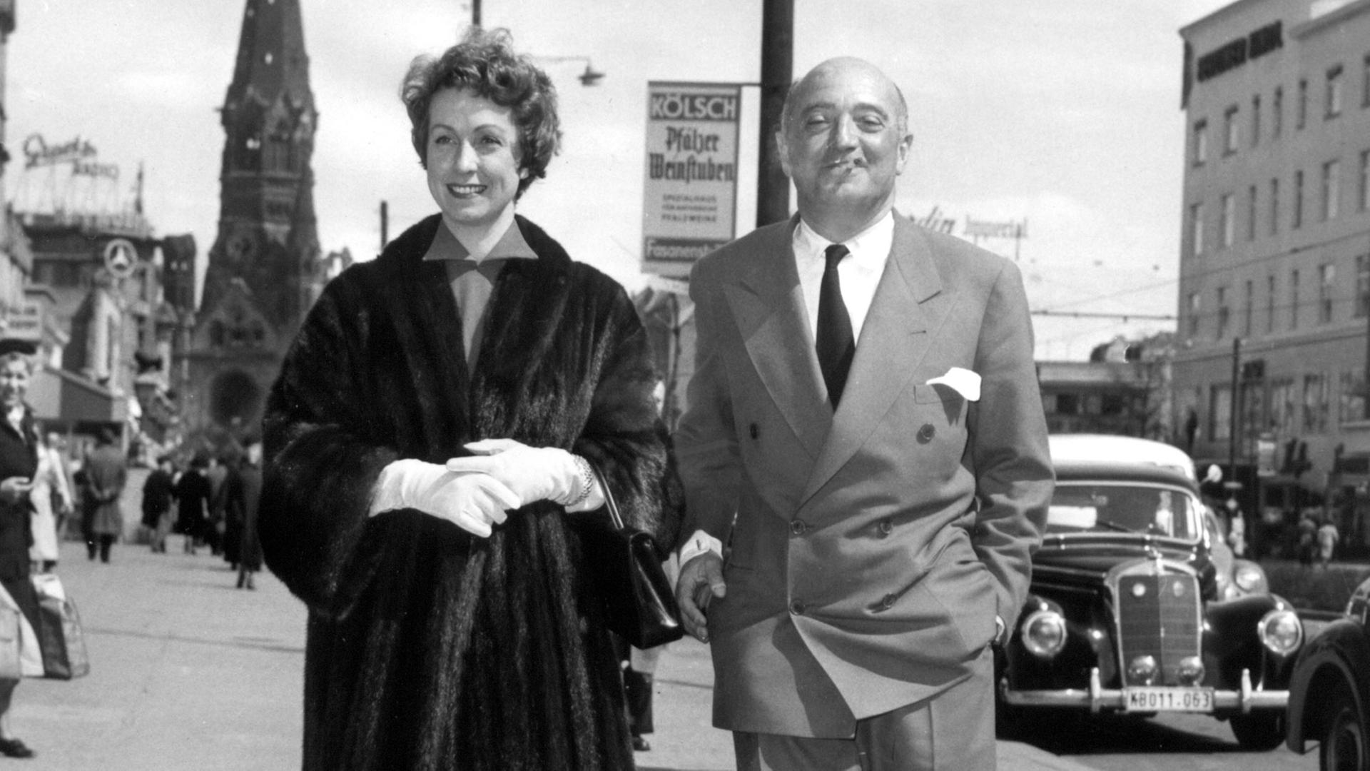 Max Ophüls mit der Schauspielerin Danielle Darrieux bei einem Bummel über den Kurfürstendamm in Berlin im Jahr 1954 Max Ophüls mit der Schauspielerin Danielle Darrieux bei einem Bummel über den Kurfürstendamm in Berlin im Jahr 1954