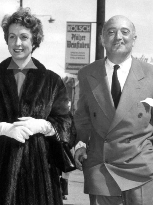 Max Ophüls mit der Schauspielerin Danielle Darrieux bei einem Bummel über den Kurfürstendamm in Berlin im Jahr 1954