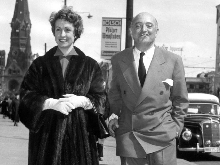 Max Ophüls mit der Schauspielerin Danielle Darrieux bei einem Bummel über den Kurfürstendamm in Berlin im Jahr 1954