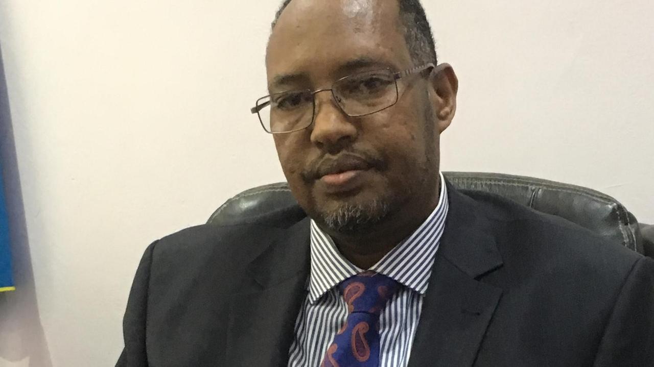 Abdurahman Abdulle ist Arbeitsminister in Puntland, einer autonomen Region Somalias. Er sitzt in Anzug in seinem Büro.