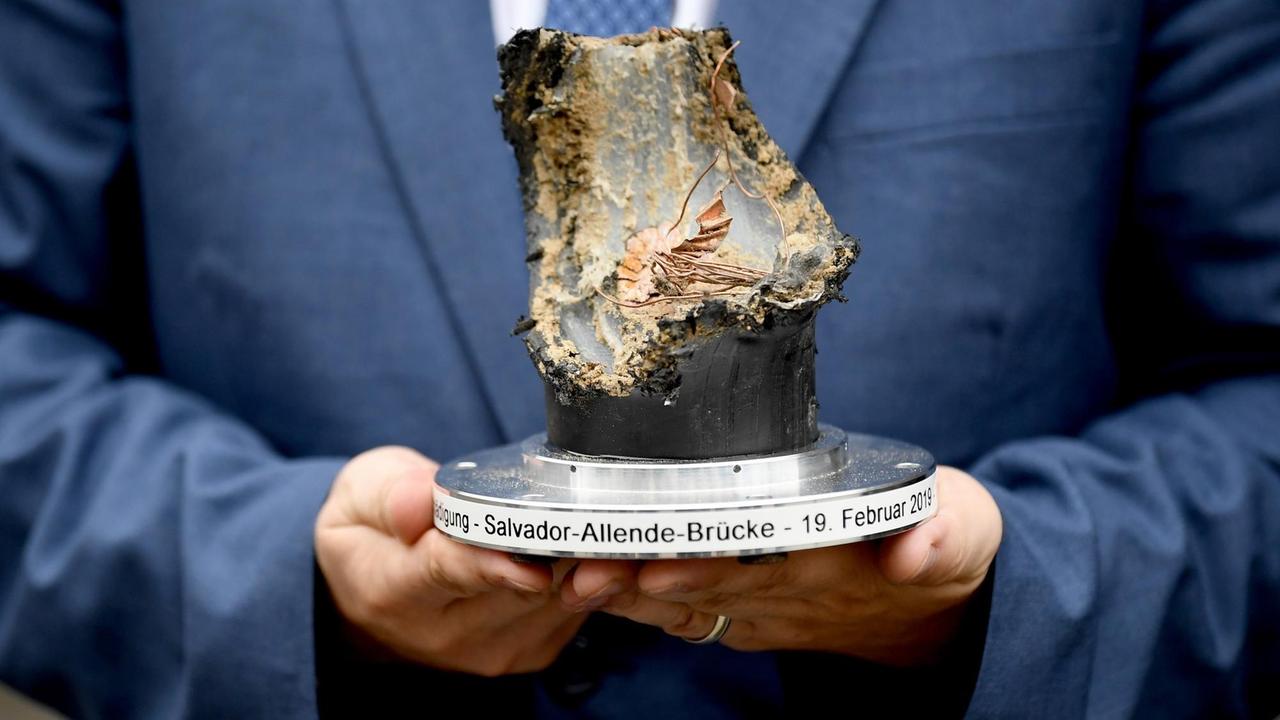 Oliver Igel (SPD), Bezirksbürgermeister Köpenick, hält das zerstörte Stromkabel in der Hand, das im Februar zum mehrtägigen Stromausfall in Treptow-Köpenick führte. Das Kabel soll künftig im Museum Köpenick ausgestellt werden. Oliver Igel (SPD), Bezirksbürgermeister Köpenick, hält das zerstörte Stromkabel in der Hand, das im Februar zum mehrtägigen Stromausfall in Treptow-Köpenick führte. Das Kabel soll künftig im Museum Köpenick ausgestellt werden.