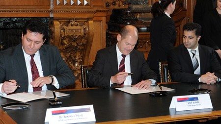 Hamburgs Erster Bürgermeister Olaf Scholz (SPD, M) unterzeichnet am 13.11.2012 in Hamburg im Rathaus einen Vertrag mit islamischen Religionsgemeinschaften.