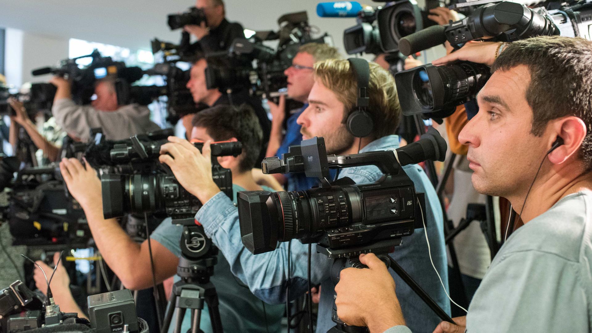 Medienvertreter während einer Pressekonferenz im VW Werk in Wolfsburg; Aufnahme vom September 2015 Medienvertreter während einer Pressekonferenz im VW Werk in Wolfsburg; Aufnahme vom September 2015