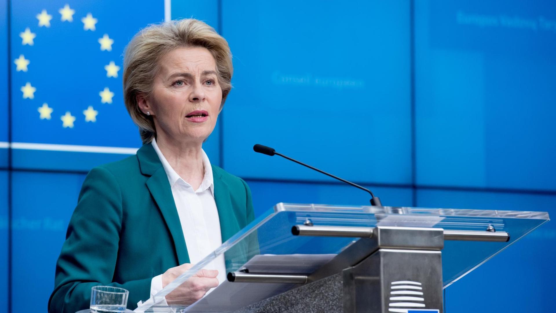 EU-Kommissionspräsidentin von der Leyen am Rednerpult EU-Kommissionspräsidentin von der Leyen am Rednerpult