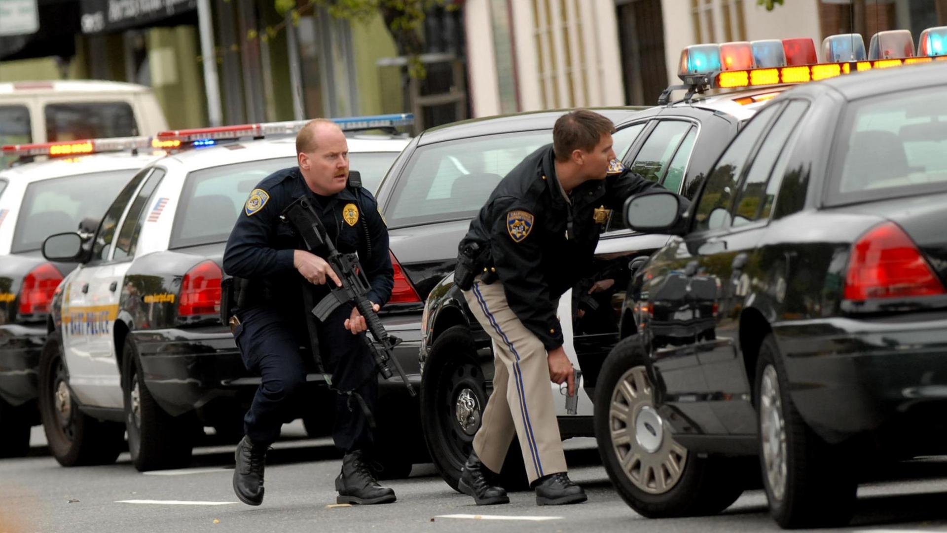 US-Polizisten im Einsatz bei einer Schießerei in Oakland US-Polizisten im Einsatz bei einer Schießerei in Oakland