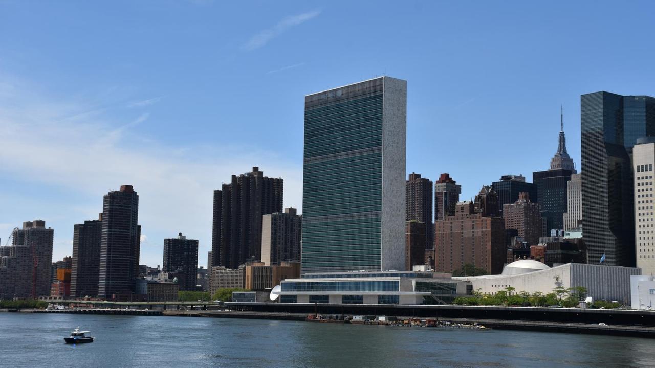 Das Hauptquartier der Vereinten Nationen am East River in New York. Das Hauptquartier der Vereinten Nationen am East River in New York.