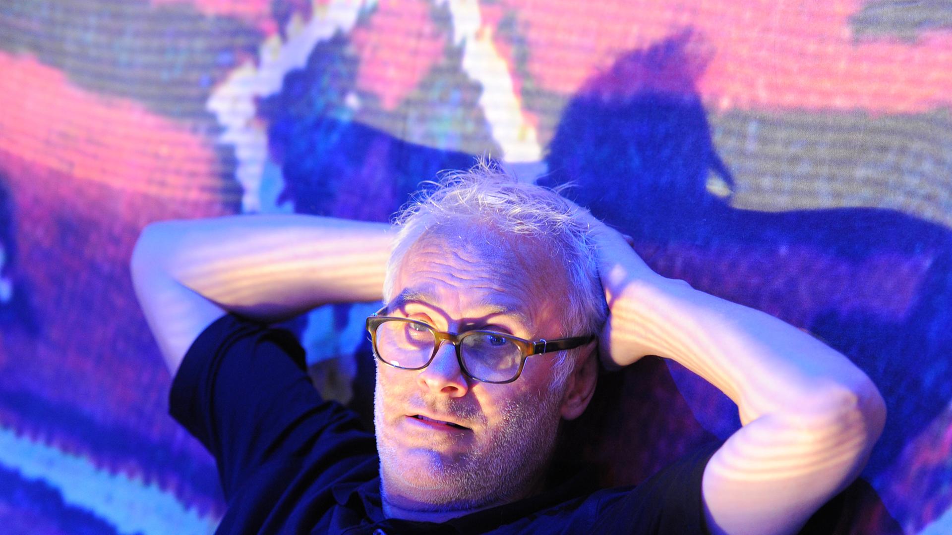 Der Regisseur Herbert Fritsch posiert im Juni 2011 in Berlin. Der Regisseur Herbert Fritsch posiert im Juni 2011 in Berlin.