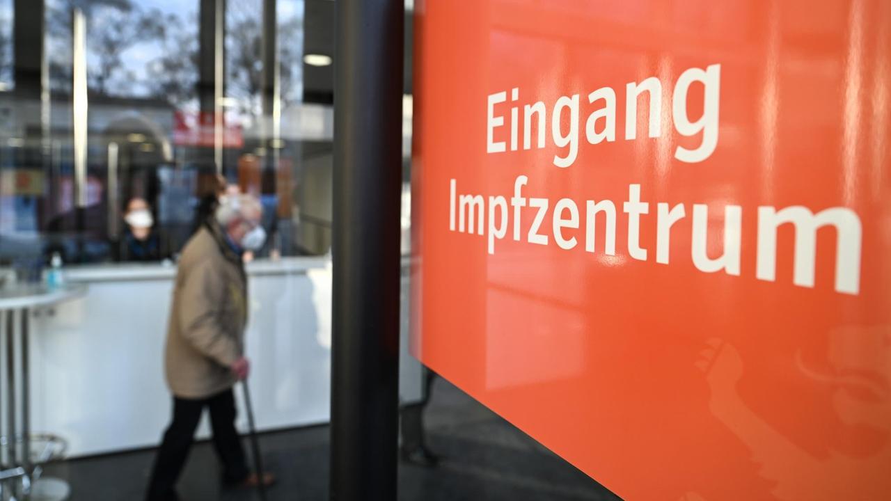 Ein Senior geht im Kreisimpfzentrum in Ravensburg zu den Impfstraßen. Am Morgen hatte das Kreisimpfzentrum in der Oberschwabenhalle aufgemacht. Ein Senior geht im Kreisimpfzentrum in Ravensburg zu den Impfstraßen. Am Morgen hatte das Kreisimpfzentrum in der Oberschwabenhalle aufgemacht.