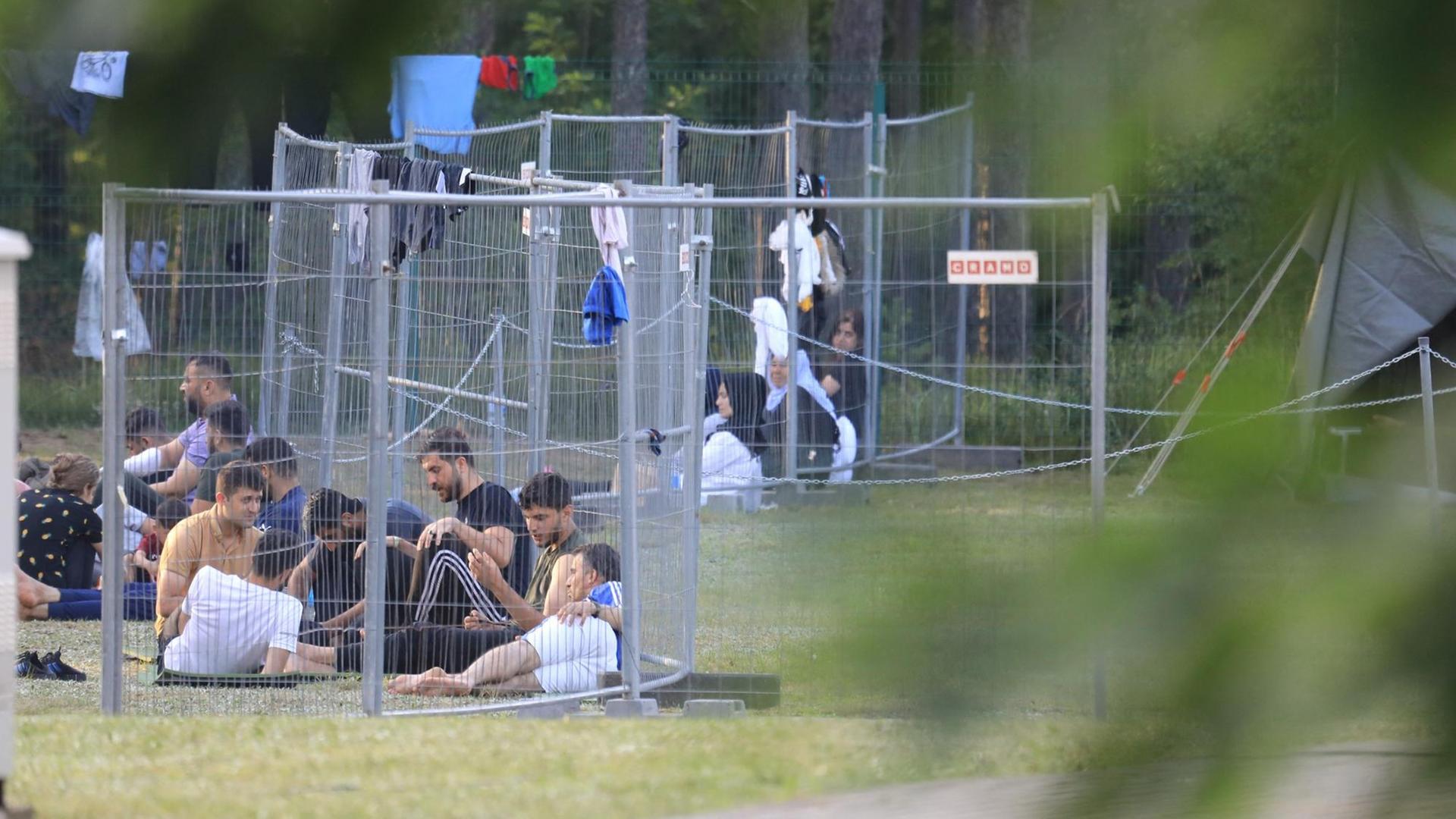 Migranten in einem Camp in der nähe der Grenzstadt Kapciamiestis in Litauen. Belarus schickt Migranten seit Wochen gezielt über die Grenze. Migranten in einem Camp in der nähe der Grenzstadt Kapciamiestis in Litauen. Belarus schickt Migranten seit Wochen gezielt über die Grenze.