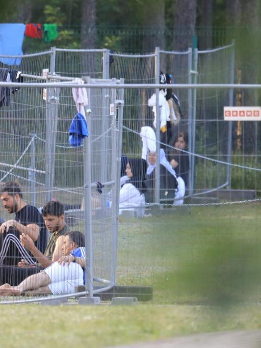 Migranten in einem Camp in der nähe der Grenzstadt Kapciamiestis in Litauen. Belarus schickt Migranten seit Wochen gezielt über die Grenze.