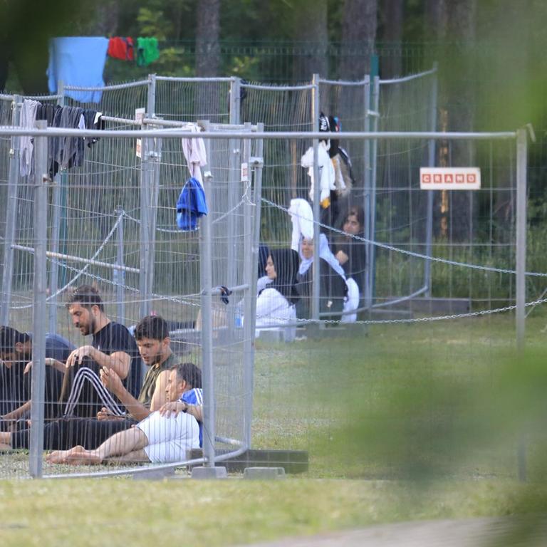 Migranten in einem Camp in der nähe der Grenzstadt Kapciamiestis in Litauen. Belarus schickt Migranten seit Wochen gezielt über die Grenze.

