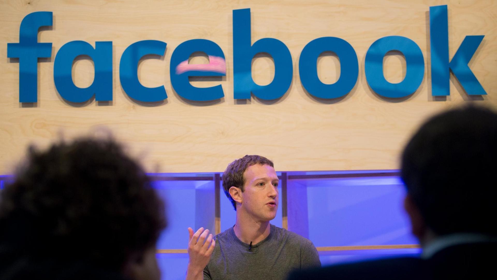 Facebook-Chef Mark Zuckerberg spricht im Facebook Innovation Hub. Facebook-Chef Mark Zuckerberg spricht im Facebook Innovation Hub.