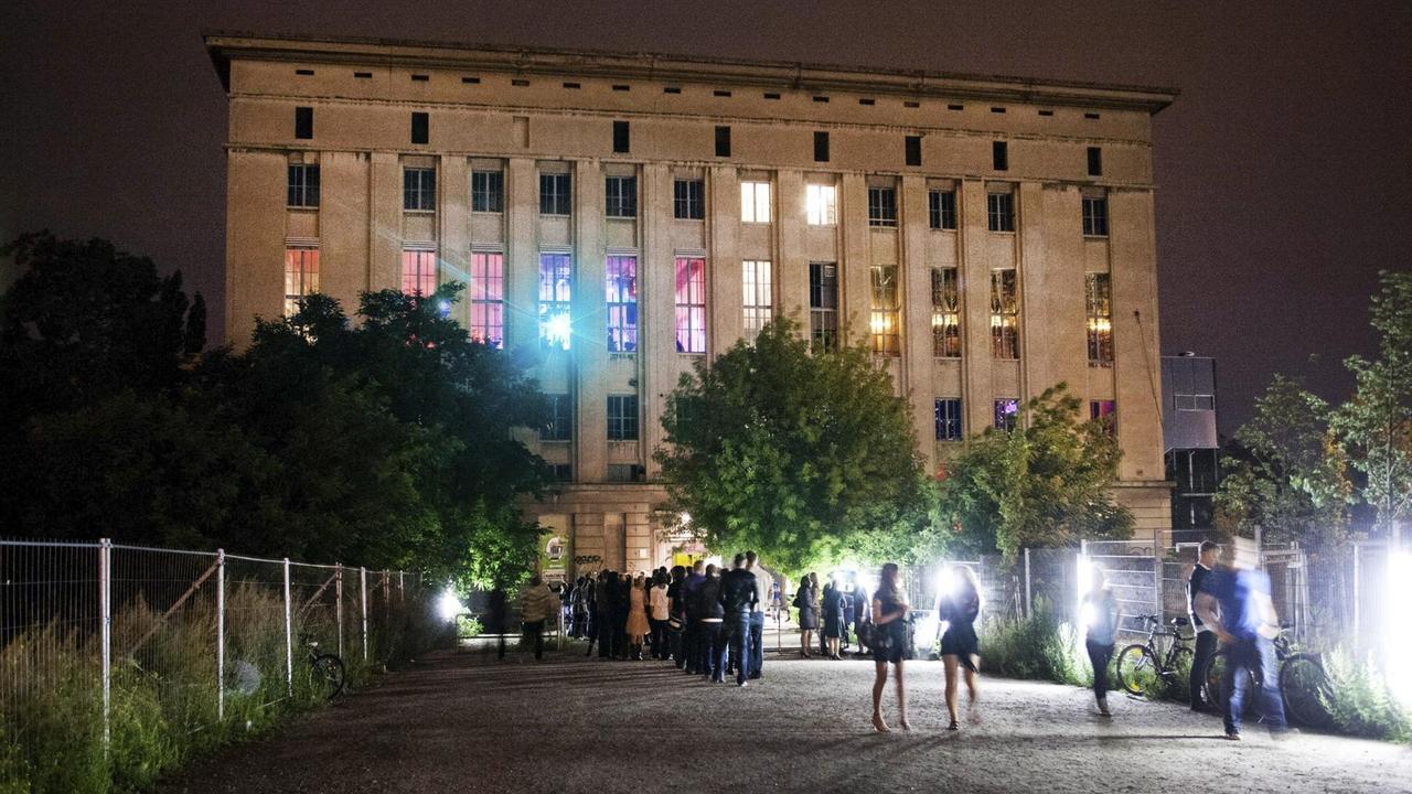 Eine nächtliche Aufnahme zeigt die Warteschlange vor dem Berliner Technoclub "Berghain". Im oberen Stockwerk befindet sich die "Panorama Bar". Eine nächtliche Aufnahme zeigt die Warteschlange vor dem Berliner Technoclub "Berghain". Im oberen Stockwerk befindet sich die "Panorama Bar".