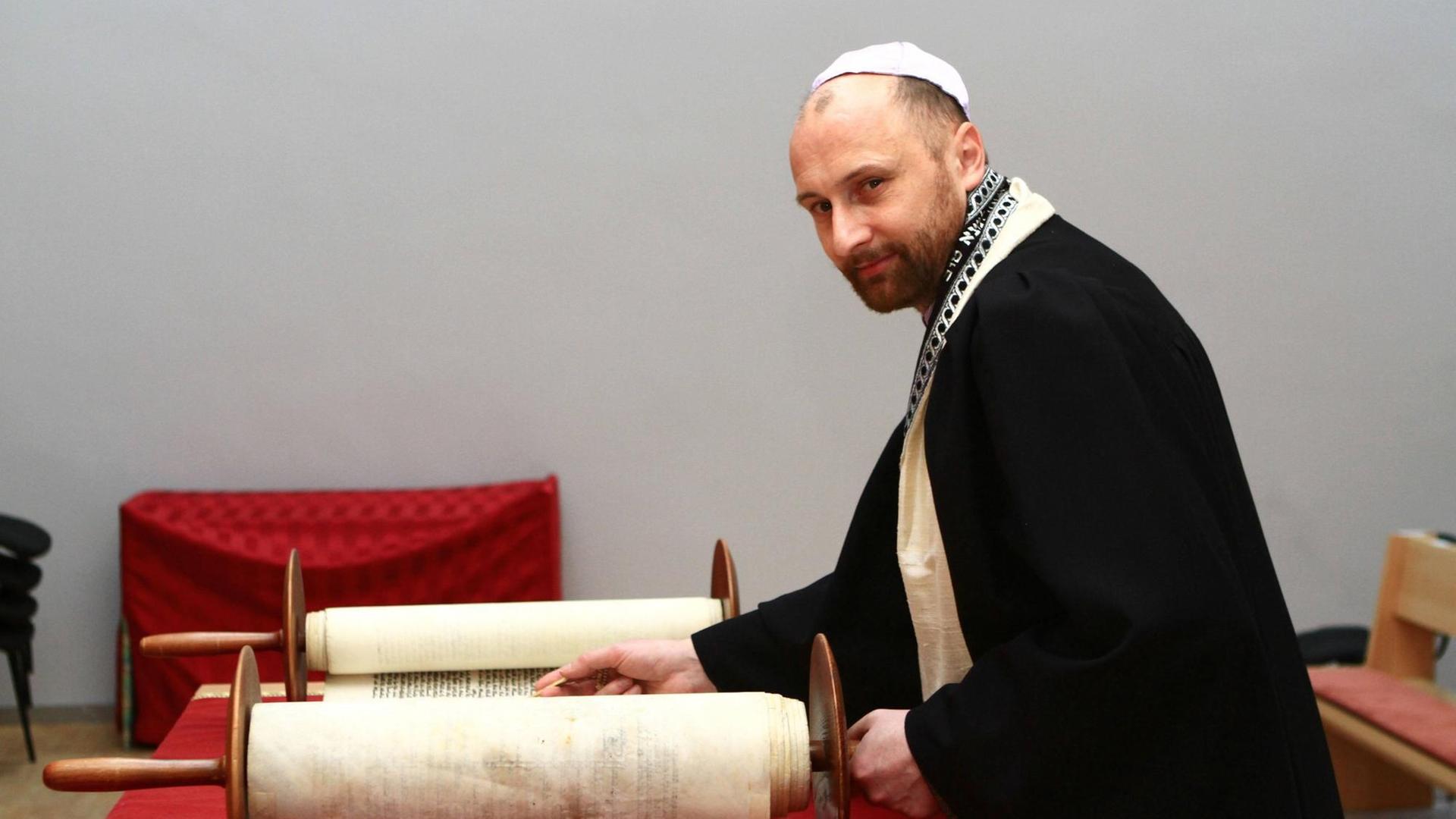 Porträt von Yuriy Kadnyko in der Synagoge der Landeshauptstadt Schwerin. Der 40-jährige wurde 2011 zum Rabbiner berufen. Seit dem 01.04.2015 ist er der neue Rabbiner der jüdischen Gemeinde in Mecklenburg Vorpommern. Kadnykov stammt ursprünglich aus der Ukraine und lebt heute in Berlin. Porträt von Yuriy Kadnyko in der Synagoge der Landeshauptstadt Schwerin. Der 40-jährige wurde 2011 zum Rabbiner berufen. Seit dem 01.04.2015 ist er der neue Rabbiner der jüdischen Gemeinde in Mecklenburg Vorpommern. Kadnykov stammt ursprünglich aus der Ukraine und lebt heute in Berlin.